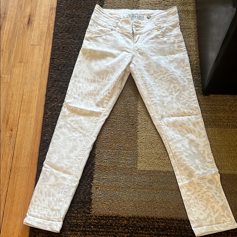 Jennifer Lopez Skinny Jeans (rare find) size M pre owned. Smoke/Pet free home